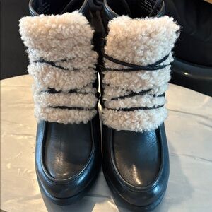 !Amazing used condition! Cozy Black and Sherpa UGGs Boots, 7.5